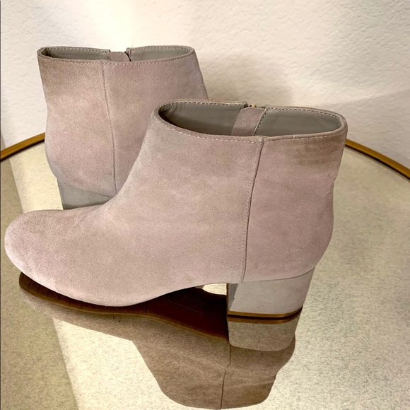 Kenneth Cole Reaction Shoes - 🌟2/$25🌟 Kenneth Cole Reaction Off White Suede Short Booties Size 10